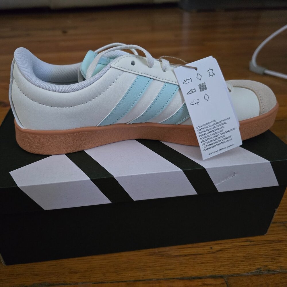 Adidas court base